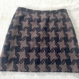 Boden gray and black geometric design skirt with bright pink lining